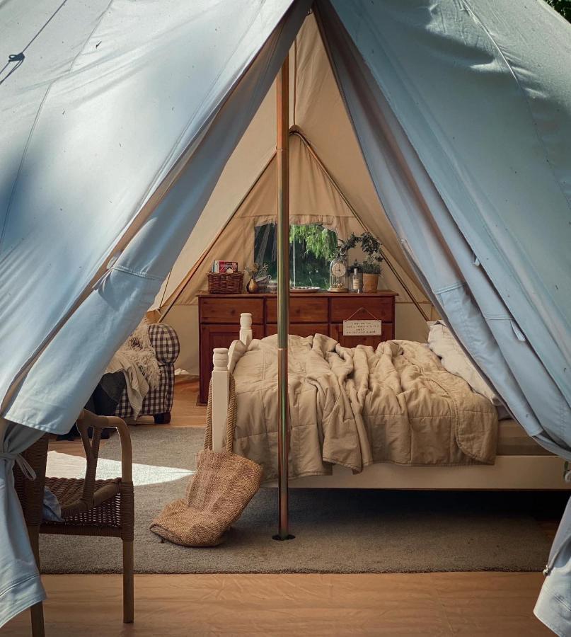 Idyllisk Glamping Rett Ved Elven Hotel Шиен Екстериор снимка